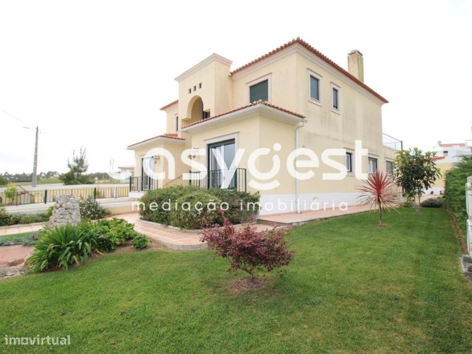 Moradia V4 com excelente exposição solar localizada em Salir Do Porto