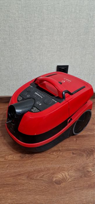 Пилосос миючий з аквафільтром Bosch BWD421PET