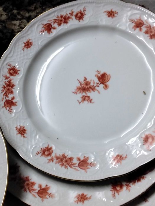 12 pratos ladeiros novos de louça de alta qualidade