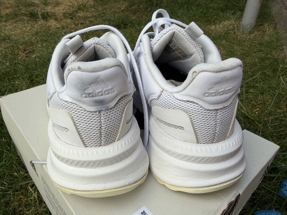 Кросівки фірми adidas для дівчинки