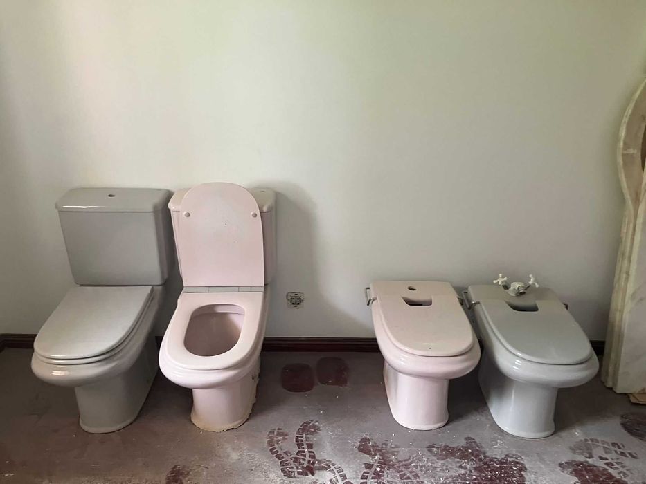 Loiça sanitaria e moveis de duas casas de banho completas -Cascais