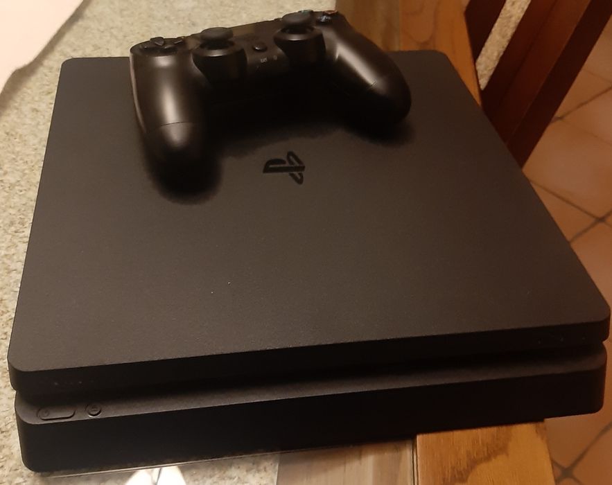 PlayStation PS4 com 1 comando e 14 jogos