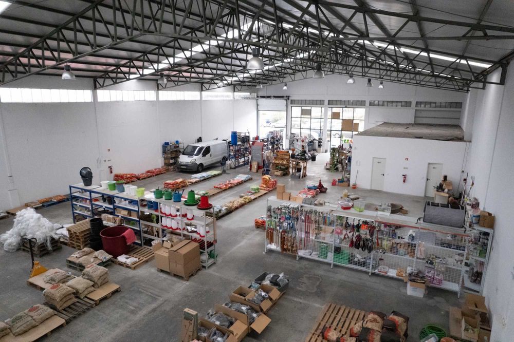 Arrenda-se Armazém - Fornos