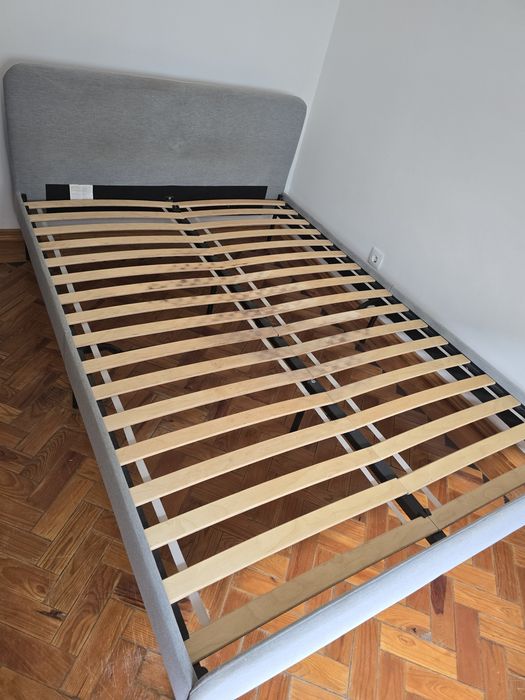 Cama casal em ótimo estado.