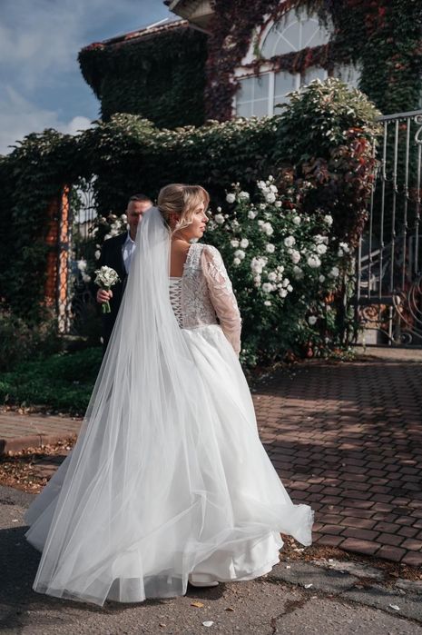 Продам весільну сукню