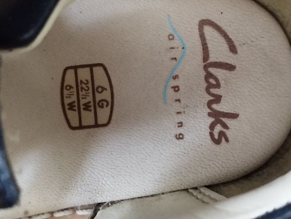 Дитячі шкіряні босоніжки CLARKS розмір 22