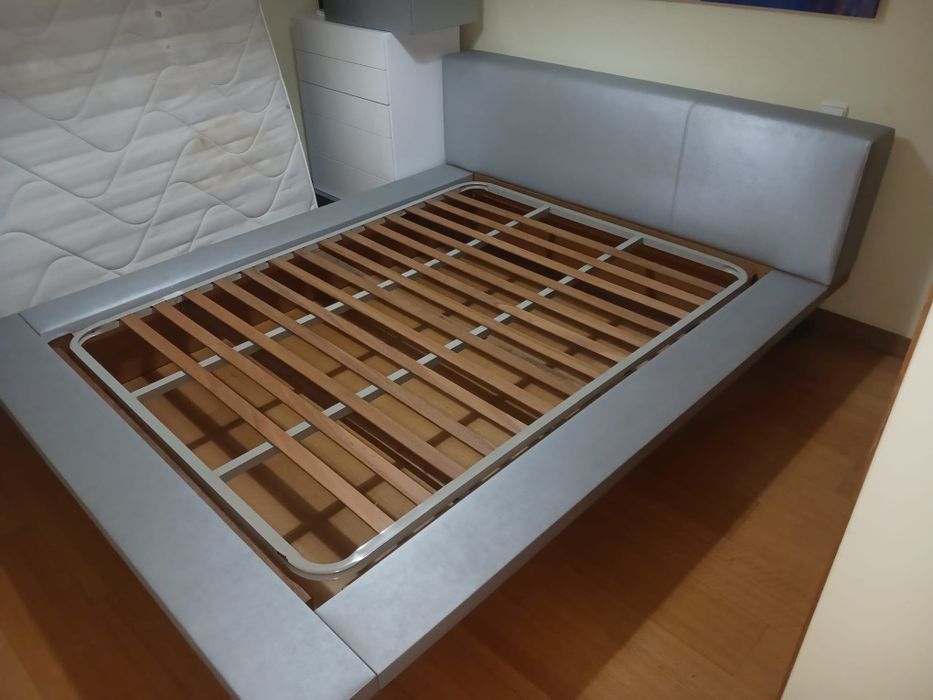 Cama em madeira maciça revestida em pele + estrado