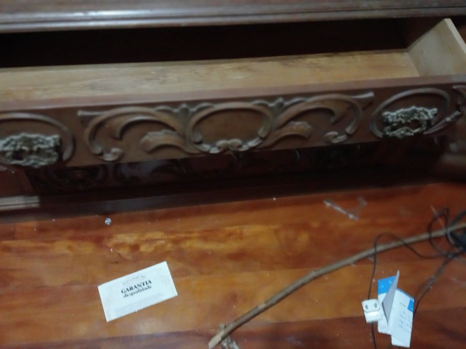 Vendo móvel de sala antigo,em madeira maciça,tifo trabalhado