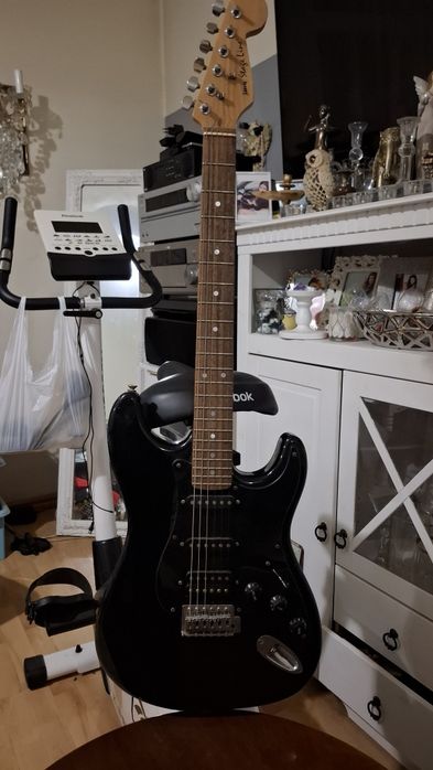 Gitara basowa z zmacniaczem
