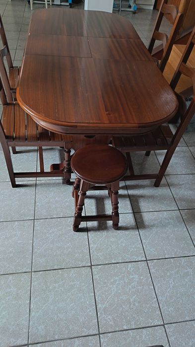 Mesa em madeira com tampo elíptico de 120 (+32) x 756 cms