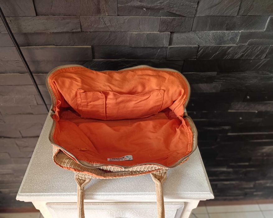 Carteira Bombazine larga, bolso exterior c/ aplicações -  Bershka