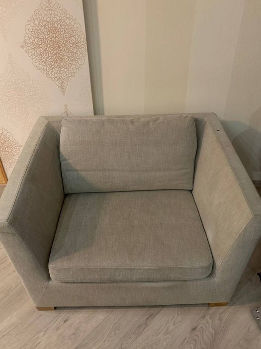 Зручне тканинне крісло