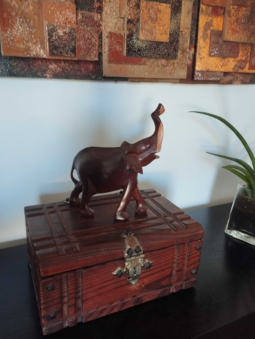 Estatueta de Elefante em Madeira Maciça