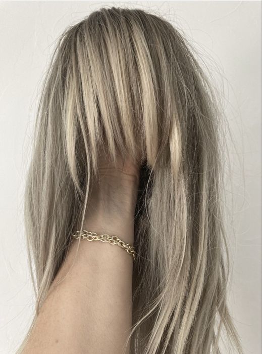 Peruka syntetyczna  chlodny blond z ciemnym odrostem
