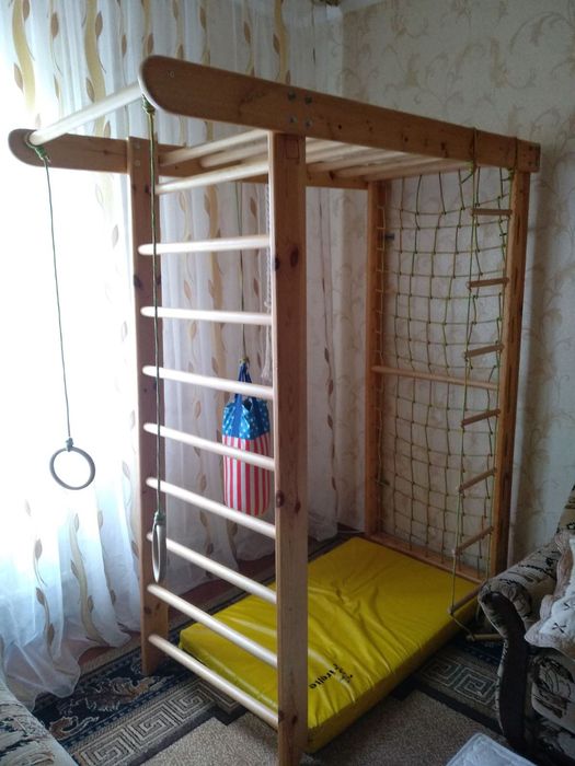 Дитячий спортивний куточок, шведська стінка.