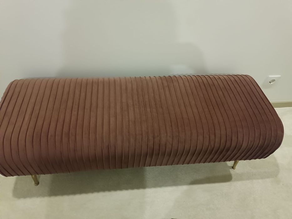 Banqueta  com pés em dourado