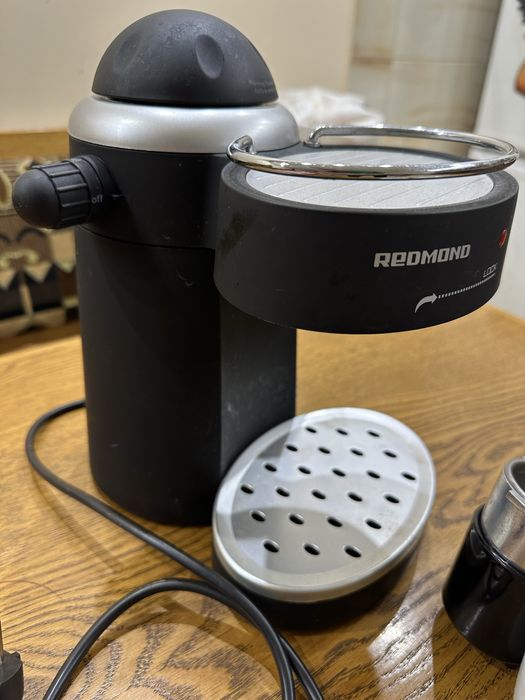 Кофеварка рожкова Кавоварка еспресо REDMOND RCM-1502