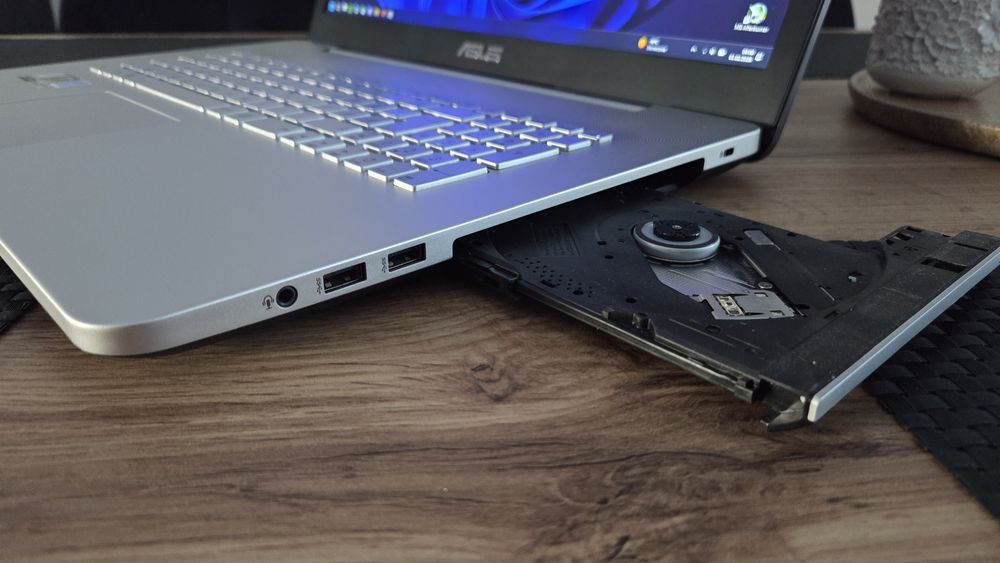 Asus N752  | GTX950M 4Gb I 16 gb Ram  I i 7 6700 hq