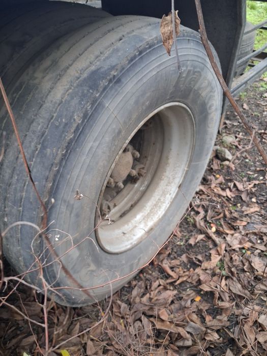 Прицеп на ходу на бескамерных дисках .Девять дисков.Подходят камаз .