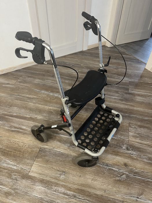 Ходунки для инвалидов.