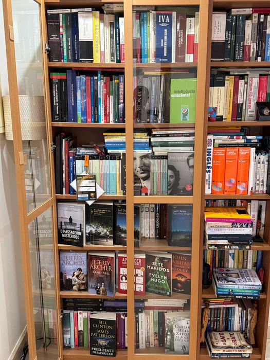 Biblioteca Billy IKEA com portas de vidro