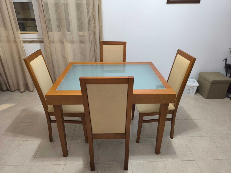 Mesa de madeira + 4 cadeiras