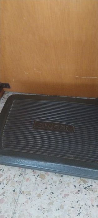 Máquina de costura eléctrica SINGER.