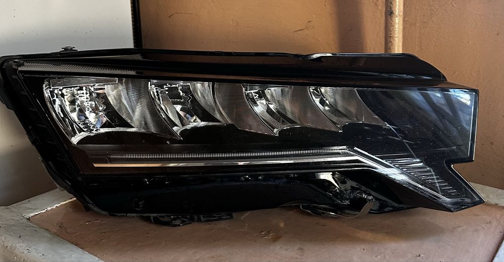 Фара права на Skoda A8 2024