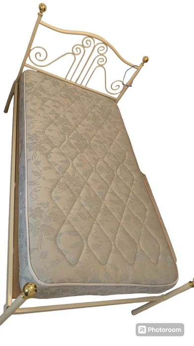 Duas camas de solteiro + estrado