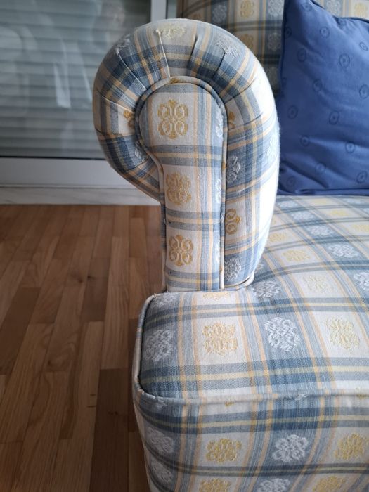 Poltronas clássicas estofadas. Muito bom estado.
