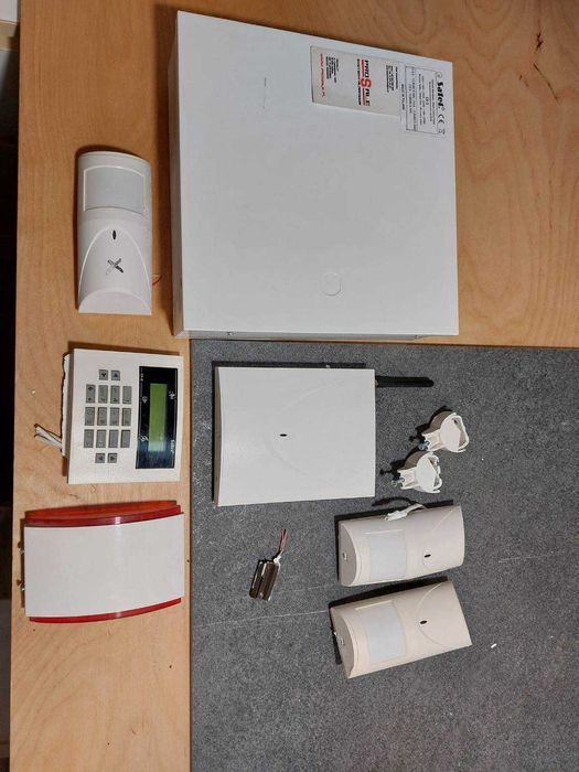 Centrala Alarmowa Satel CA-5 + Manipulator LCD + Moduł GSM + Syrena + 1 czujka drzwi + 3 czujki PIR