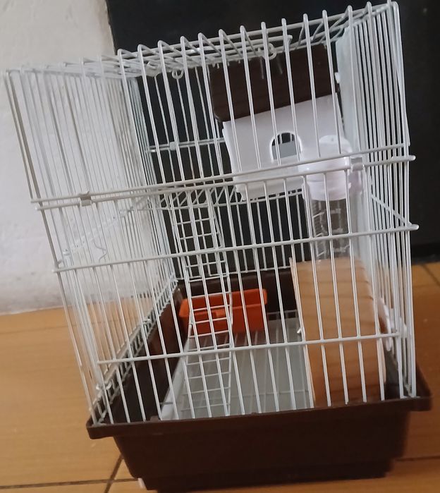 Sprzedam klatkę dla chomika jest wyposażona w kołowrotek i domek ma też pudełeczko na jedzenie i buteleczke na wodę