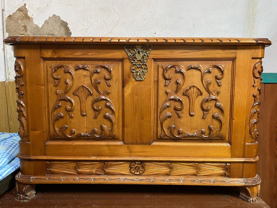 Arca em madeira talhada