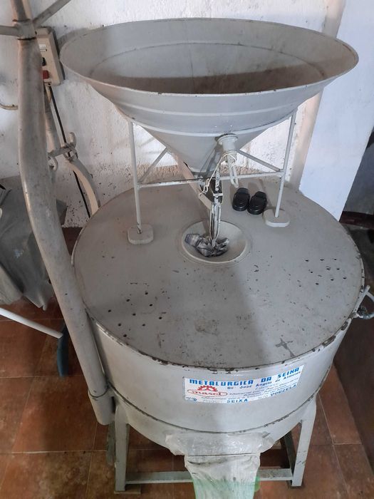 Vendo moinho com motor trifásico em excelente estado com mós de 60