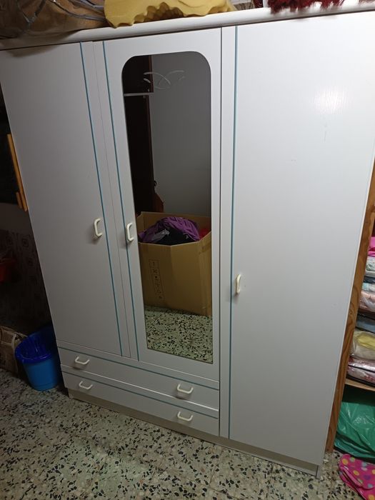 Roupeiro de 3 portas e 2 gavetas mais escrivaninha