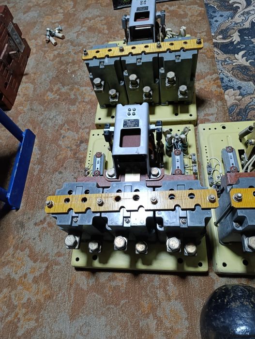 Контактор КМ 2336 600А 380в три штуки.