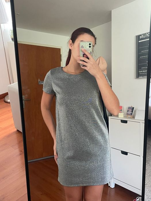 Vestido cinzento brilhante