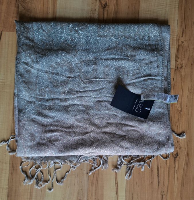 Na sprzedaż przepiękny, luksusowy szal typu pashmina wykonany w 100% z najwyższej jakości kaszmiru (Cashmere).
​Szal zdobiony jest bogatym, tradycyjny