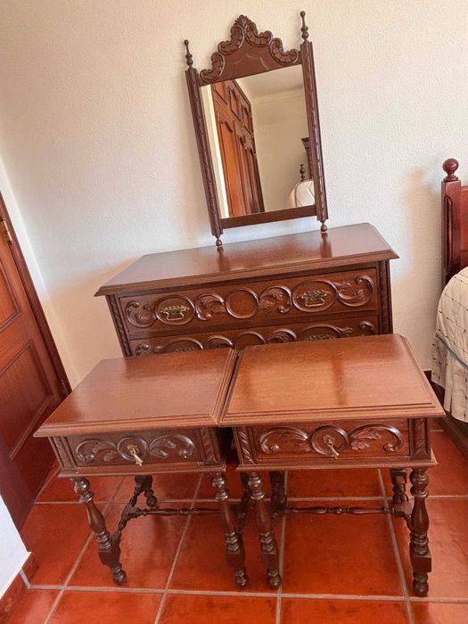 Quarto completo de casal em madeira maciça - Zona Setúbal