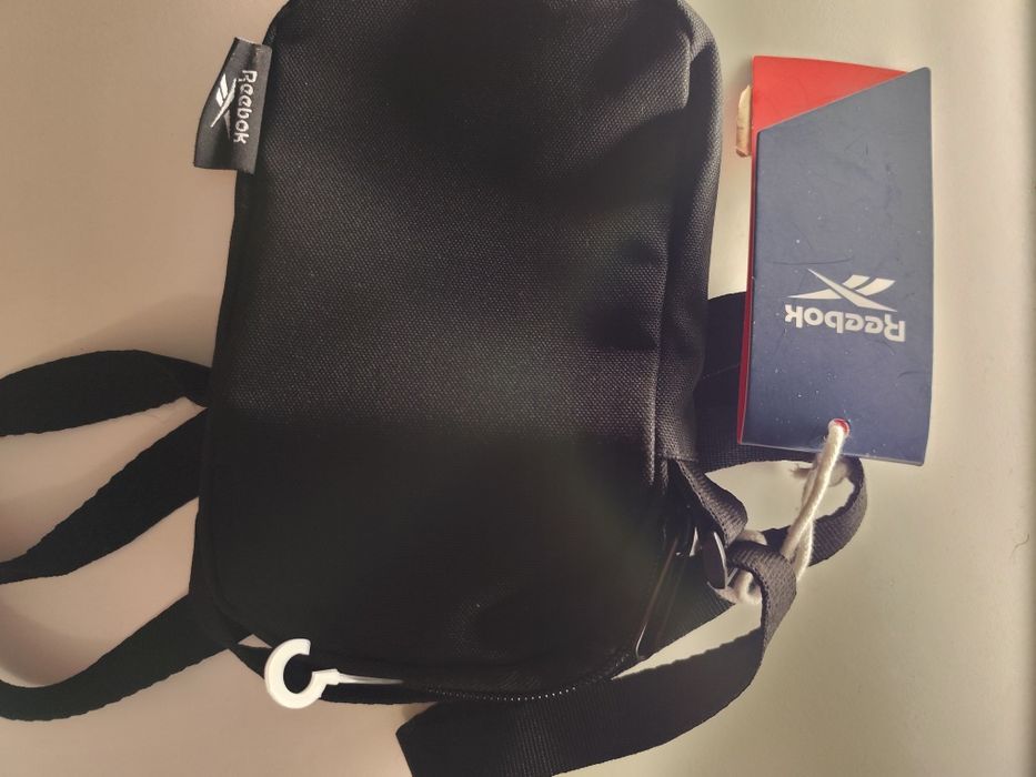 Bolsa a tiracolo Reebok Island Preta Nova com etiqueta.