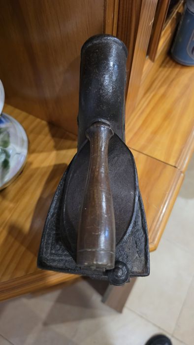 Ferro de Engomar Antigo a Carvão com Chaminé