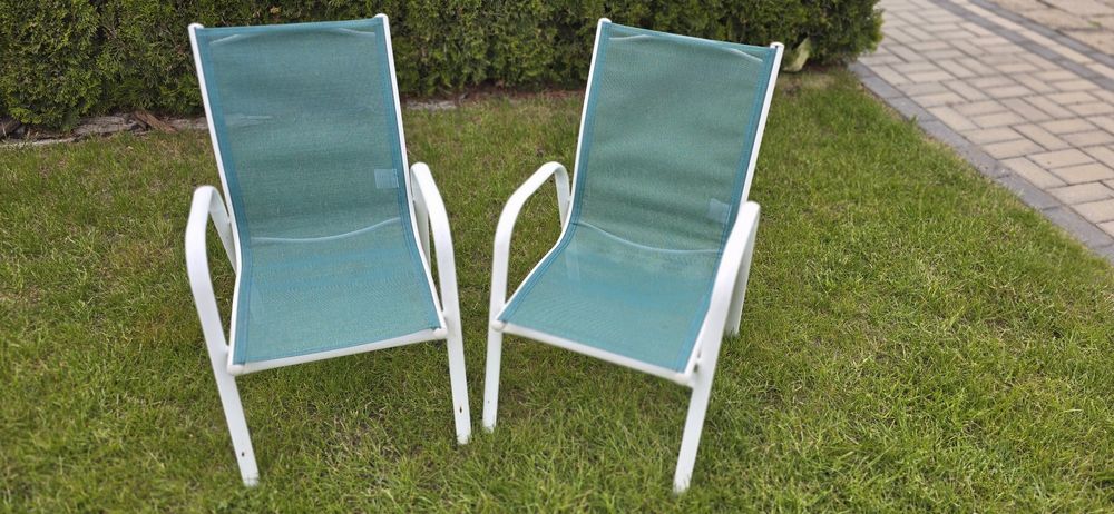 Krzesłķa ogrodowe dla dzieci.