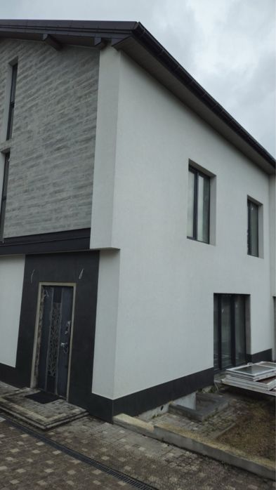 вул. Переможна ,продаж котеджу з частково закінченим ремонтом.