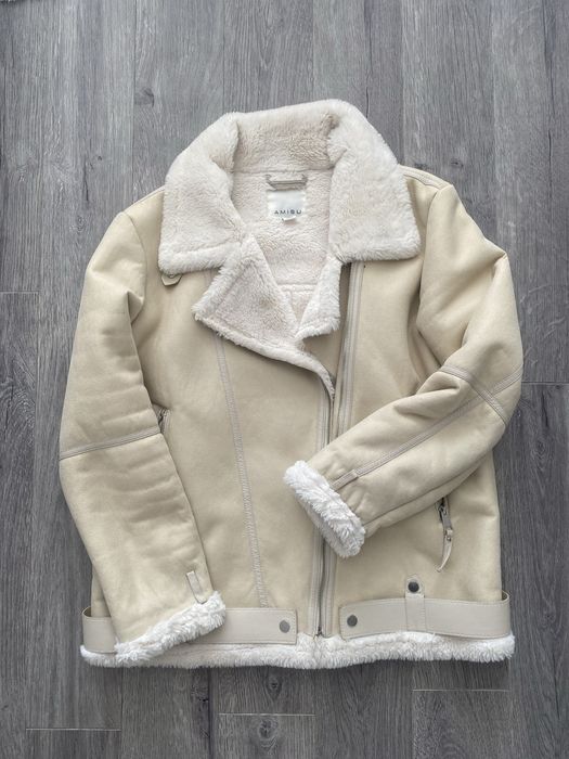 Куртка авіаторка із шкірзаму бежевого кольору