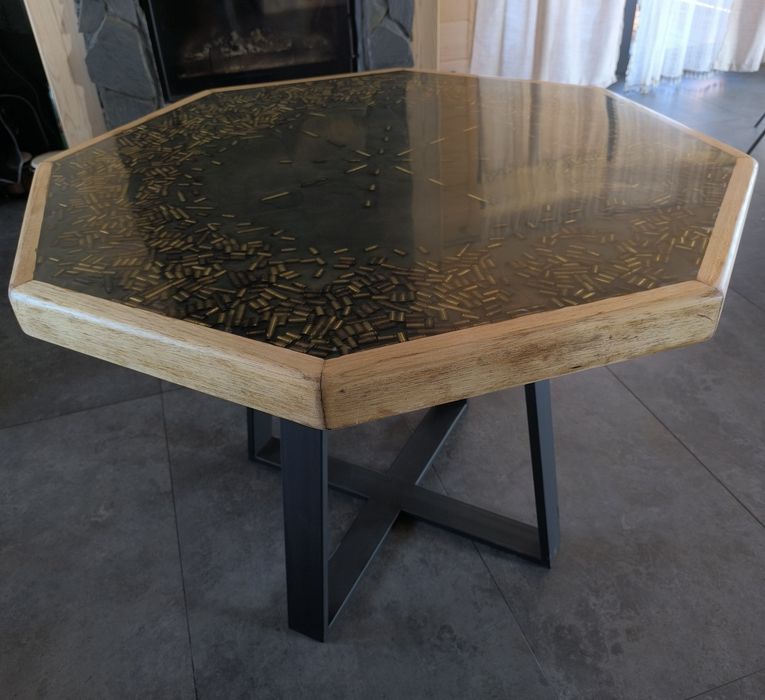 Stół z żywicy z łuskami