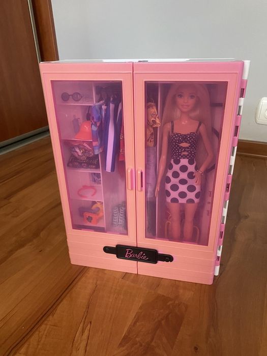 Szafa dla Barbie z oryginalnymi ubrankami i lalką barbie