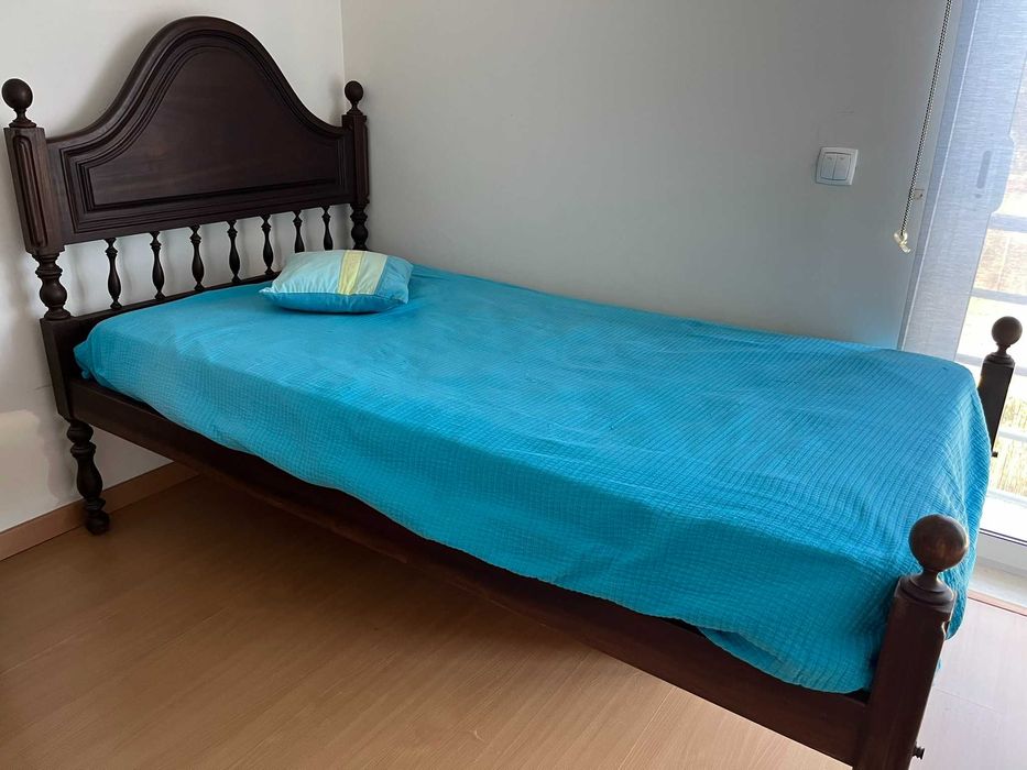 Cama + colchão + mesa + candeeiro