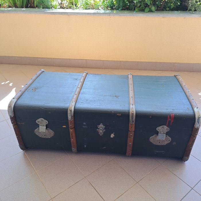 Mala bau de viagem muito antiga