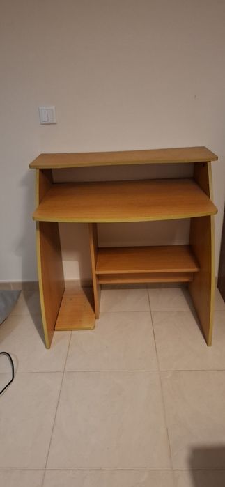 Secretária de madeira clara