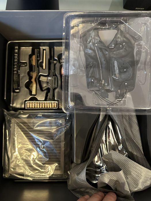 Фигурка 1/6 hot toys DX 13 TERMINATOR 2 T-800 BATTLE DAMAGED